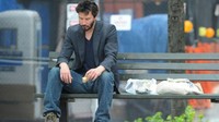 Pose murung Keanu saat makan roti di sebuah kursi di pinggir jalan, berhasil menarik perhatian netizen yang kemudian foto ini diubah jadi meme terkenal. Foto: Hollywood - Istimewa