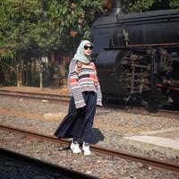 Untuk tampil kasual, tapi tetap menawan para mahasiswi berhijab bisa mencontek gaya Zaskia Adya Mecca yang selalu muda. Meski sudah punya empat anak, gayanya masih bisa diikuti oleh para remaja. Foto: Instagram/ZaskiaAdyaMecca