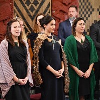 Mengenakan gaun biru lainnya dari Stella McCartney seharga US$ 3.973 atau Rp 60 juta ketika kunjungan ke Rotorua, Selandia Baru. (Foto: Getty Images)