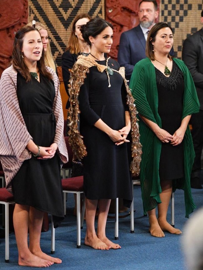 Mengenakan gaun biru lainnya dari Stella McCartney seharga US$ 3.973 atau Rp 60 juta ketika kunjungan ke Rotorua, Selandia Baru. (Foto: Getty Images)