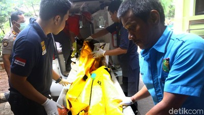 Kantong Jenazah Korban Pesawat Lion Air JT 610 Tiba di RS Polri