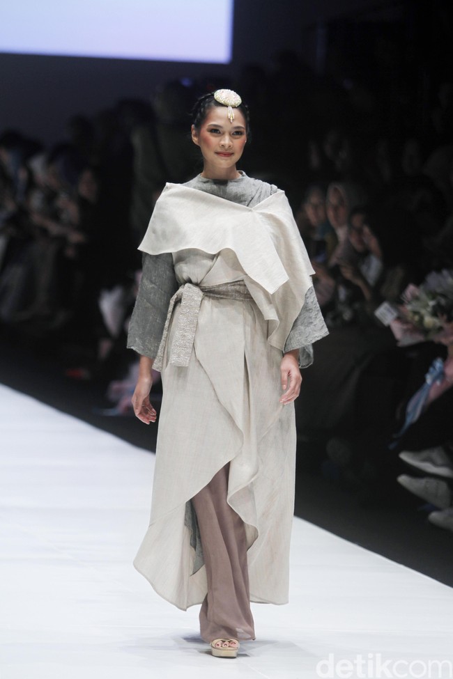Desainer Ria Miranda mengangkat tema Korea untuk koleksi terbarunya yang ditampilkan di Jakarta Fashion Week 2019, Senayan City, Jakarta, Sabtu [20/10/2018]. Foto: Mohammad Abduh/Wolipop