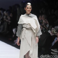 Desainer Ria Miranda mengangkat tema Korea untuk koleksi terbarunya yang ditampilkan di Jakarta Fashion Week 2019, Senayan City, Jakarta, Sabtu [20/10/2018]. Foto: Mohammad Abduh/Wolipop