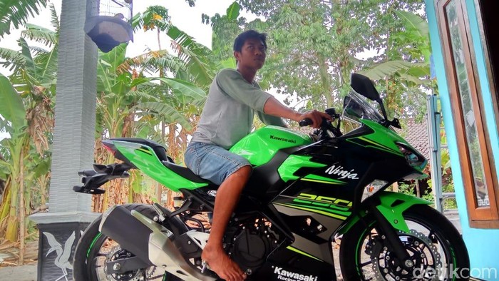 Cowok Naik Motor Ninja