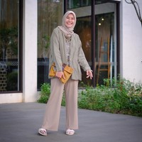 Sering bingung pilih baju saat mau ke kampus? Bingung padu padan warna yang tak terlalu mencolok tapi tetap cantik saat ke kampus? Permasalahan ini biasanya dihadapi para mahasiswi di pagi hari. Foto: Instagram/ZaskiaAdyaMecca