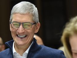 Senyum Lebar CEO Apple Rilis MacBook Air dan iPad Anyar