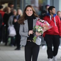 Turut menyempurnakan gayanya, sepasang ankle boots hitam bergaya edgy yang dipermanis dengan aksen retsleting. (Foto: Getty Images)