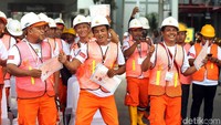 Para pekerja konstruksi bernyanyi dan berjoget bersama usai menerima sertifikat di JIEXPO Kemayoran, Jakarta, Rabu (31/10/2018).