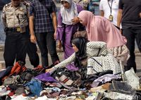 Keluarga mencari barang milik penumpang Lion Air JT 610 / 