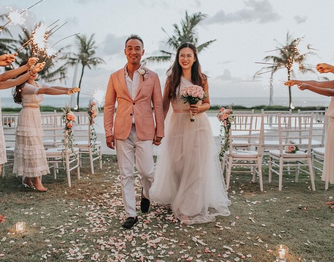 Dalam pernikahan tersebut, wanita 44 tahun itu menggunakan gaun pernikahan putih. Sementara sang suami tampil dengan jas pink. Keduanya pun melakukan sesi foto dengan bergonta-ganti busana.  Foto: Instagram (@tjinlee)
