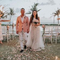 Dalam pernikahan tersebut, wanita 44 tahun itu menggunakan gaun pernikahan putih. Sementara sang suami tampil dengan jas pink. Keduanya pun melakukan sesi foto dengan bergonta-ganti busana.  Foto: Instagram (@tjinlee)
