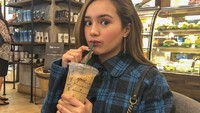 Pemain film Rompis ini ternyata suka banget es kopi. Vanilla latte everyday, tulis Beby di keterangan foto. Foto: Instagram bebytsabina