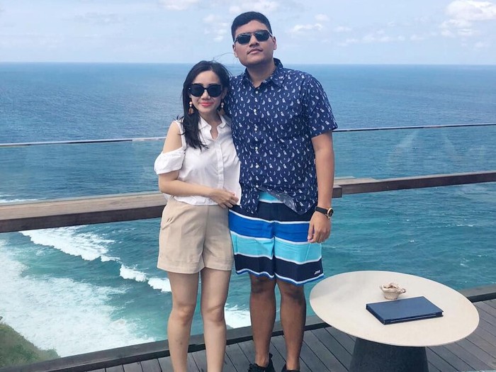 Adya Laksmana Sudrajat jadi viral karena lamar pacar, Nadia Octavia lewat billboard. Foto: Instagram @nadia.oct Adya Laksmana Sudrajat jadi viral karena lamar pacar, Nadia Octavia lewat billboard. Foto: Instagram @nadia.oct