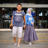 Menyambut musim hujan, tak ada salahnya mulai memakai sweater ke kampus. Memadukan sweater dengan rok seperti ini juga keren ya? Foto: Instagram/ZaskiaAdyaMecca