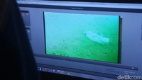 Tampak potongan diduga sayap itu sendirian di dasar laut (Foto: Matius Alfons/detikcom)