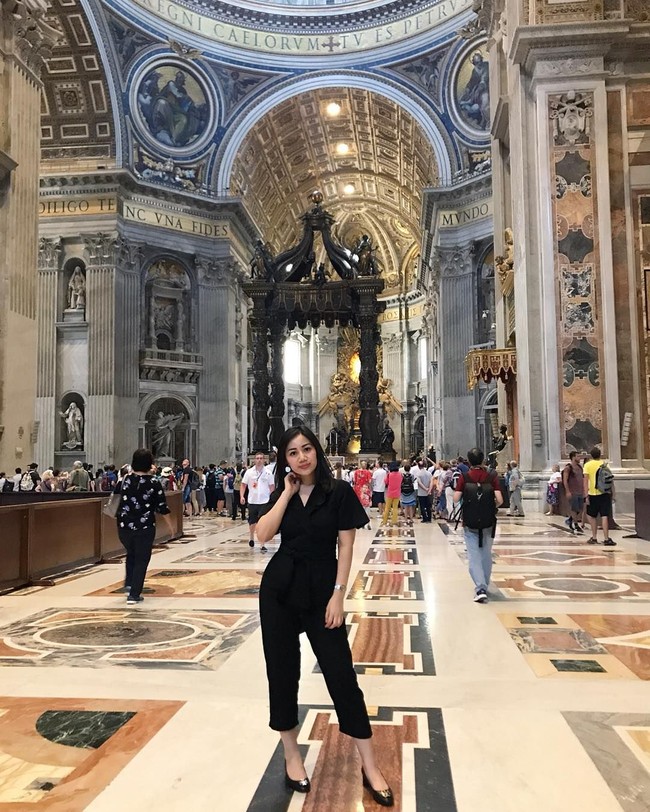 Emang orangnya (Adya) suka nggak ketebak dan suka surprise. Yang penting bisa nikah sama orang yang aku sayang dan sayang sama aku juga, udah bahagia. More than enough, ungkap Nadia. Foto: Instagram @nadia.oct