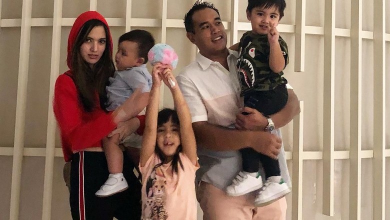 Ardi Bakrie meleleh baca surat cinta dari putrinya/ Foto: Instagram/ramadhaniabakrie Ardi Bakrie meleleh baca surat cinta dari putrinya/ Foto: Instagram/ramadhaniabakrie
