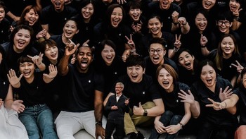 Berbagai hal pun dibicarakan Cook, misalnya ia menyebut penjualan iPad mengalahkan penjualan laptop dari berbagai merek ternama. Foto: Getty Images