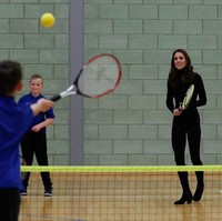 Dalam kesempatan tersebut, Kate Middleton unjuk kebolehan bermain tenis bersama anak-anak peserta program Coach Core Essex. Ibu tiga anak ini memang pecinta tenis. Beberapa kali ia terlihat menghadiri pertandingan tenis di Wimbledon. (Foto: Getty Images)
