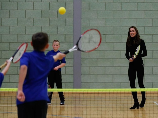 Dalam kesempatan tersebut, Kate Middleton unjuk kebolehan bermain tenis bersama anak-anak peserta program Coach Core Essex. Ibu tiga anak ini memang pecinta tenis. Beberapa kali ia terlihat menghadiri pertandingan tenis di Wimbledon. (Foto: Getty Images)