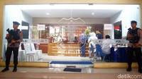 Mereka datang untuk memberikan data antemortem yang akan digunakan para dokter forensik untuk mengidentifikasi jenazah para korban pesawat Lion Air JT 610.