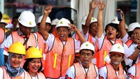 Para tenaga kerja konstruksi yang menerima sertifikat terdiri dari 1.500 tenaga ahli, 1.600 teknisi/analis, dan 6.900 operator. Dari jumlah tersebut 5.900 orang telah disertifikasi dan 4.100 orang akan mengikuti uji sertifikasi, di mana 1.500 orang diantaranya akan disertifikasi menggunakan Mobile Training Unit (MTU).