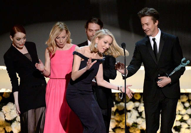 Naomi Watts sedang menuju ke arah mikrofon untuk memberikan ucapan terima kasih di SAG Awards 2015, saat dia tersandung karena menginjak gaun Emma Stone. Panggung pun jadi heboh. Foto: Getty Images