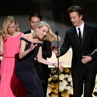Naomi Watts sedang menuju ke arah mikrofon untuk memberikan ucapan terima kasih di SAG Awards 2015, saat dia tersandung karena menginjak gaun Emma Stone. Panggung pun jadi heboh. Foto: Getty Images