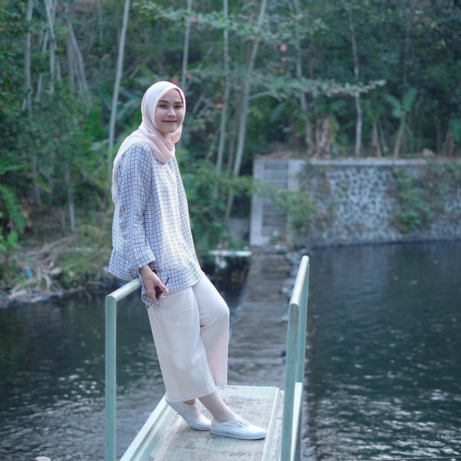 Jika ingin tampil simple, cukup pilih atasan longgar bermotif dipadukan dengan celana kulot. Pilih warna yang lembut dan kalem agar terlihat lebih santun saat ke kampus.      Foto: Instagram/ZaskiaAdyaMecca