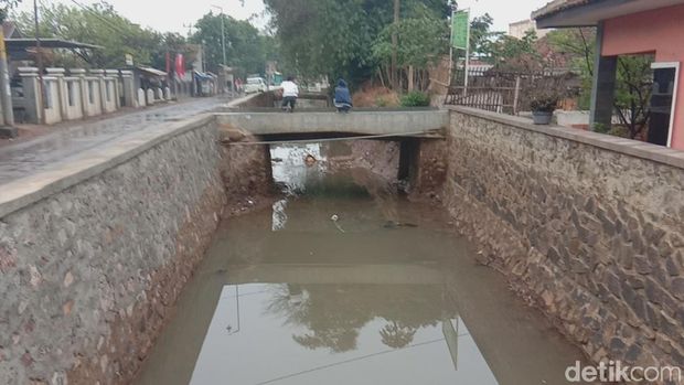 Jijik, Tumpukan Sampah Menggulung di Aliran Sungai Cisunggala Bandung