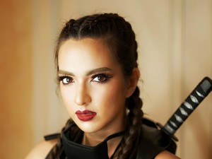 Ini Gaya Halloween Nia Ramadhani: Bajak Laut hingga Ninja Seksi