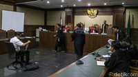 Uang suap itu dimaksud agar Fayakhun menambahkan anggaran Bakamla untuk proyek pengadaan satelit monitoring dan drone.