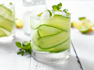 Kurangi Lemak di Perut yang Nonjol dengan Rutin Minum Air Mentimun