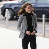 Ia lalu memadukan atasan tersebut dengan skinny jeans hitam. Modelnya yang begitu ketat mempertegas kaki jenjang perempuan 36 tahun itu. (Foto: Getty Images)