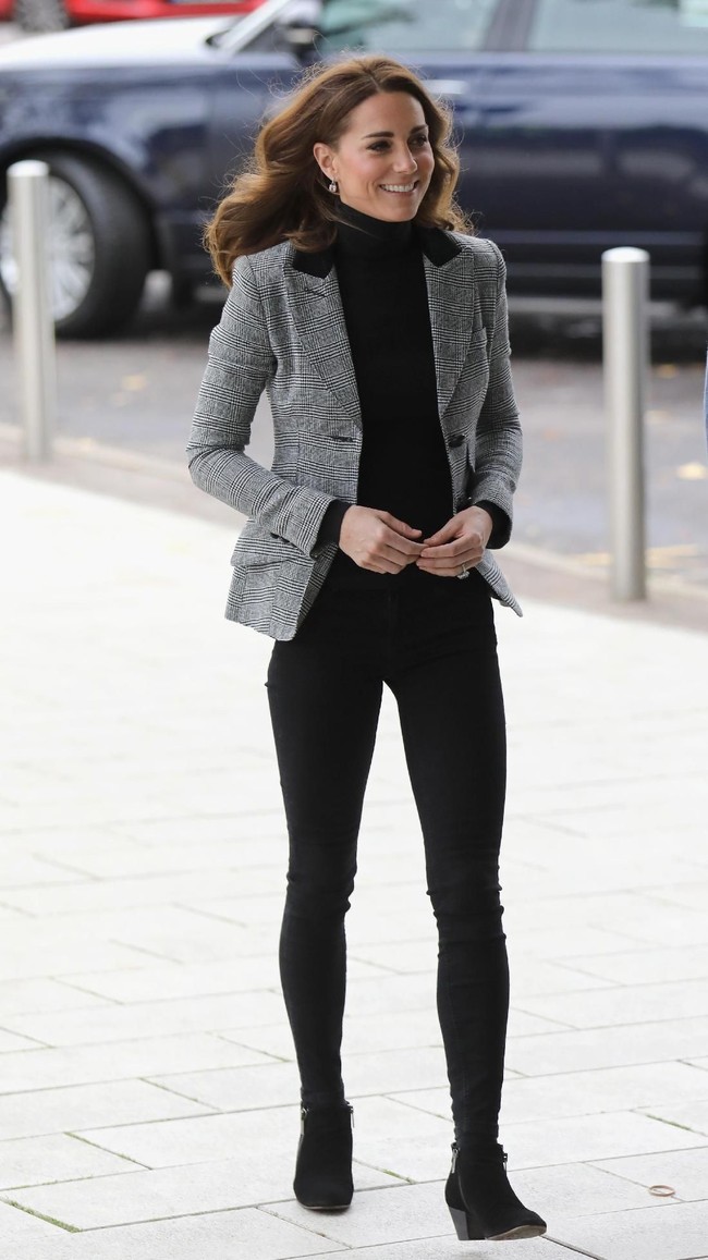 Ia lalu memadukan atasan tersebut dengan skinny jeans hitam. Modelnya yang begitu ketat mempertegas kaki jenjang perempuan 36 tahun itu. (Foto: Getty Images)