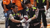 Barang-barang ini kemudian didata dan dikelompokan oleh tim gabungan dan Inafis.