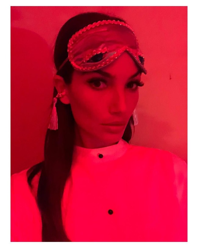 Lily Aldridges menjadi model klasik Audrey Hepburn di Halloween tahun ini. Foto: Instagram