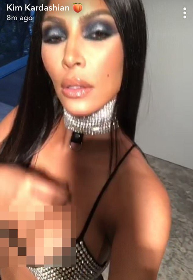 Kim Kardashian pernah menjadi Aaliyah dengan kostum seksinya di 2017. Penggemar Aaliyah pun langsung mengkritik penampilan Kim. Aku melihat online orang-orang berpikir kostumku murahan dan aku sangat menyesal telah menyinggung banyak orang. Aku tidak berdandan untuk melecehkan budaya tapi sebagai wanita yang sangat aku kagumi, ungkap Kim. Foto: Instagram