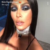 Kim Kardashian pernah menjadi Aaliyah dengan kostum seksinya di 2017. Penggemar Aaliyah pun langsung mengkritik penampilan Kim. Aku melihat online orang-orang berpikir kostumku murahan dan aku sangat menyesal telah menyinggung banyak orang. Aku tidak berdandan untuk melecehkan budaya tapi sebagai wanita yang sangat aku kagumi, ungkap Kim. Foto: Instagram