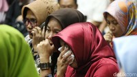 Vonis majelis hakim lebih ringan dari tuntutan jaksa penuntut umum pada KPK yang menuntut ayah dan anak tu dengan tuntutan delapan tahun penjara, denda Rp 500 juta, atau subsider enam bulan kurungan.