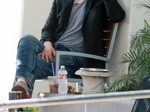 Alami Kendala Penerbangan, Keanu Reeves Bantu Penumpang