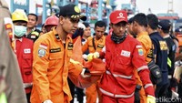 Momen Basarnas-PMI bahu membahu menlakukan evakuasi korban Lion Air di Dermaga JICT 2, Tanjung Priok, Jakarta Utara, Rabu (31/10/2018).
