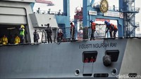 Selanjutnya, Panglima TNI bertolak ke lokasi kejadian perkara di perairan Karawang dengan menaiki KRI I Gusti Ngurah Rai.