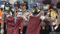 Polisi memperlihatkan baju milik pramugari Lion Air JT-610 di Posko Evakuasi Lion Air JT-610, Dermaga JICT 2, Jakarta Utara, Rabu (31/10).