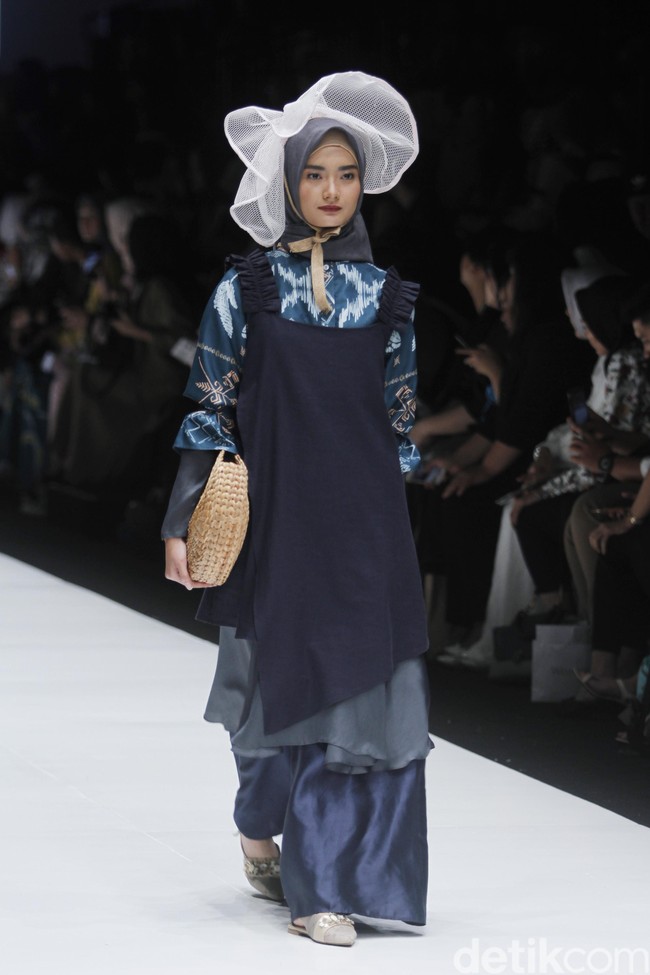 Desainer Ria Miranda mengangkat tema Korea untuk koleksi terbarunya yang ditampilkan di Jakarta Fashion Week 2019, Senayan City, Jakarta, Sabtu [20/10/2018]. Foto: Mohammad Abduh/Wolipop