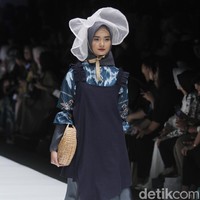 Desainer Ria Miranda mengangkat tema Korea untuk koleksi terbarunya yang ditampilkan di Jakarta Fashion Week 2019, Senayan City, Jakarta, Sabtu [20/10/2018]. Foto: Mohammad Abduh/Wolipop