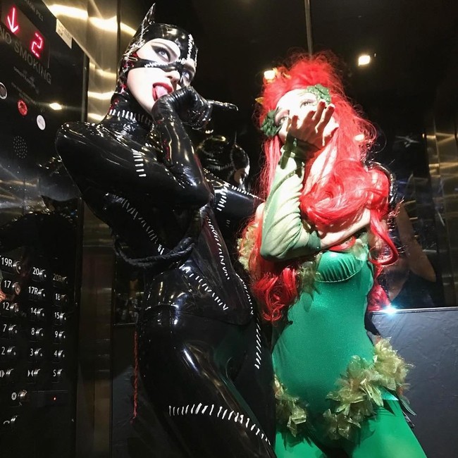 Martha Hunt menjadi kucing terseksi dalam kostum Catwoman. Foto: Instagram