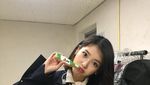 Manis Banget! Pose IU Saat Minum Teh dan Masak Pizza