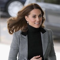 Hadir di acara yang bertema olahraga, Kate Middleton tetap mengandalkan gaya yang lebih santai namun tetap terasa smart-chic. Untuk atasan, baju turtle-neck yang dibungkus blazer monokrom dari label high-street Smyhte seharga Rp 12 juta jadi pilihan. (Foto: Getty Images)