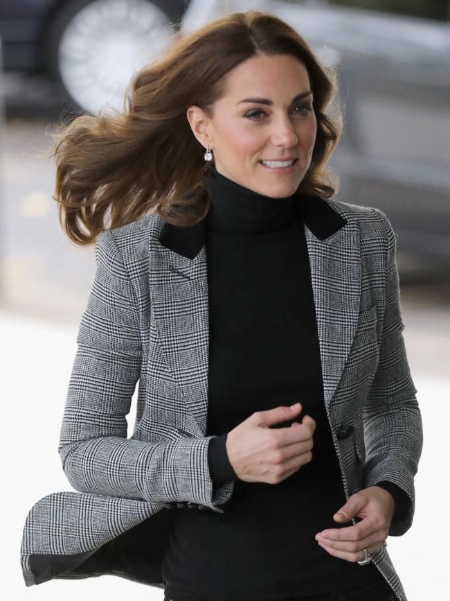 Hadir di acara yang bertema olahraga, Kate Middleton tetap mengandalkan gaya yang lebih santai namun tetap terasa smart-chic. Untuk atasan, baju turtle-neck yang dibungkus blazer monokrom dari label high-street Smyhte seharga Rp 12 juta jadi pilihan. (Foto: Getty Images)